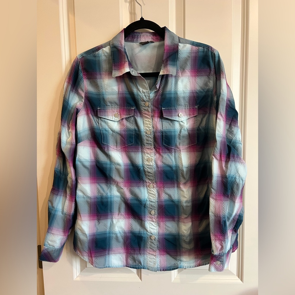 Eddie Bauer collared button down lightweight shirt. Size large.